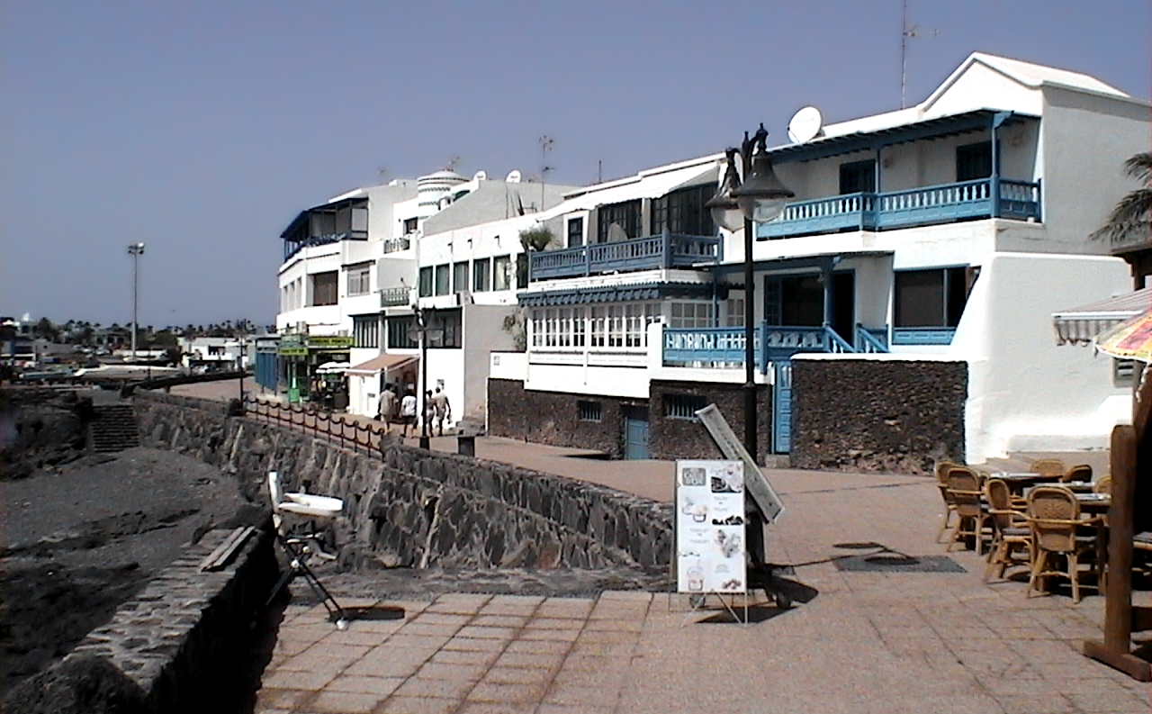 Strandpromenade von Playa Blanca in Höhe des Hafens